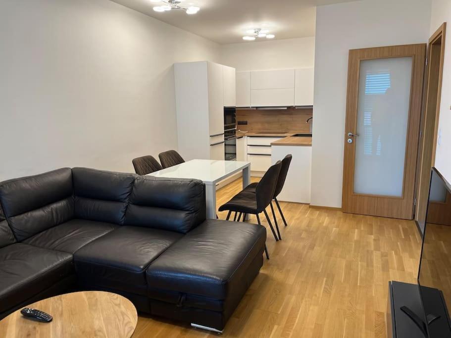 Apartman Holesovice,Balkon,Garaz Praga Zewnętrze zdjęcie